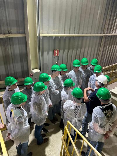 Acadêmicos de Medicina Veterinária da Unicentro visitam a Fábrica de Rações Coprossel